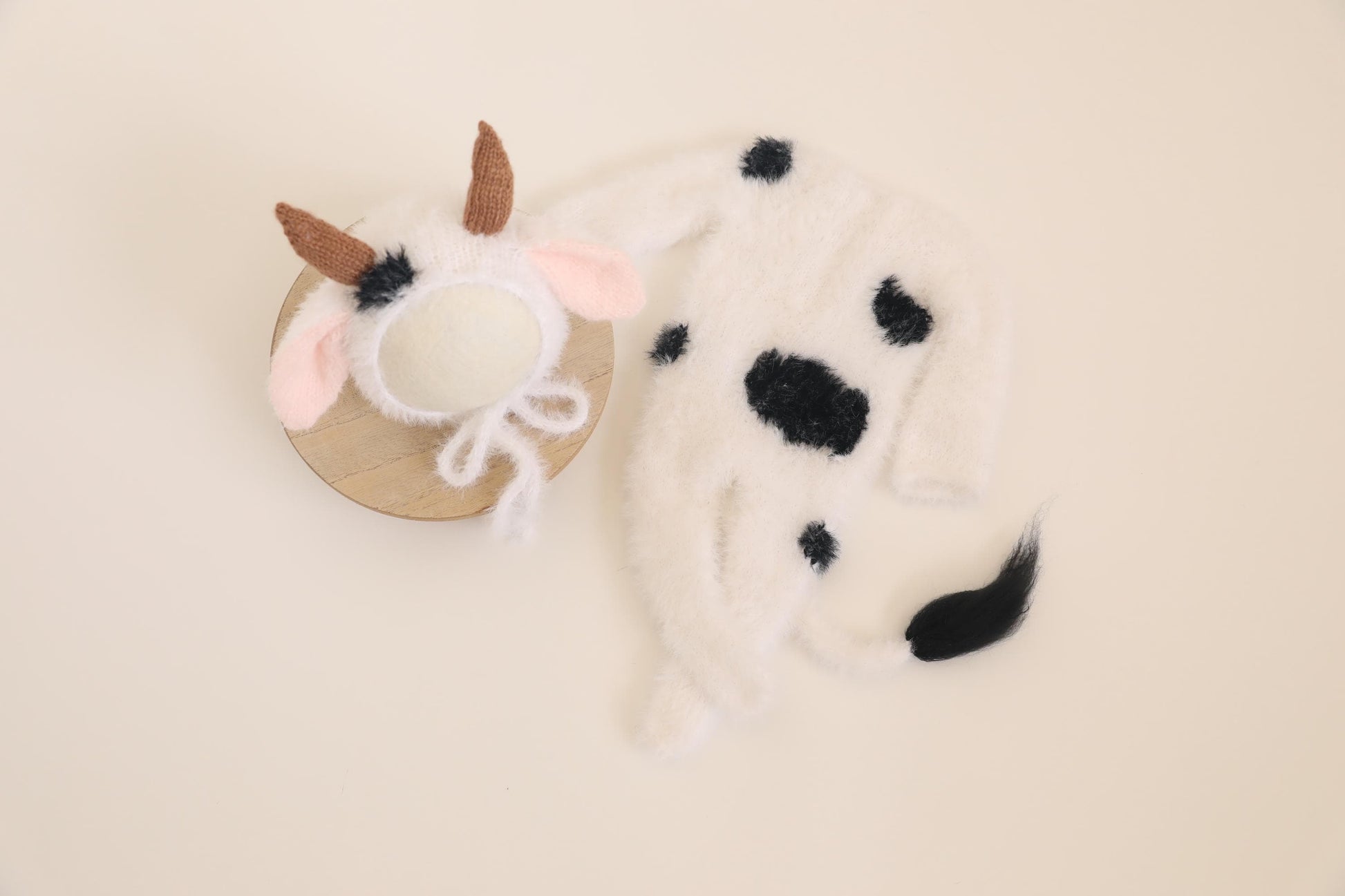 RTS! Fuzzy cow outfit | Cow costume Newborn photography props Newborn knitted baby cow footed romper bonnet set White cow outfit